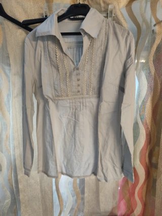 Camisa de vestir blanca con detalles de encaje