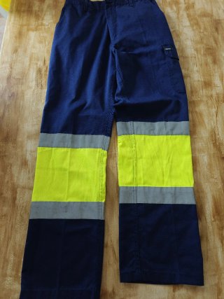 Pantalón de trabajo con bandas reflectantes