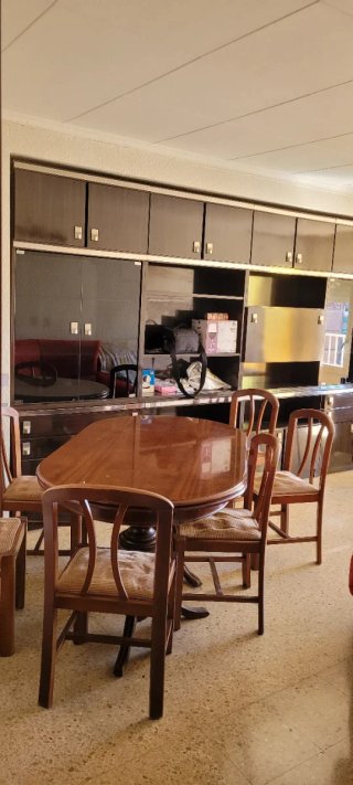 Conjunto de Comedor: Mesa, 4 Sillas y Mueble