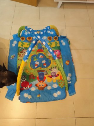 Gimnasio para bebé con diseño de granja