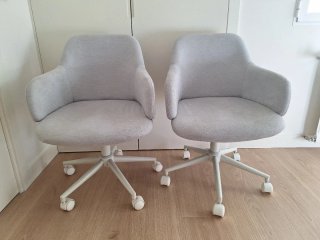 Dos sillas de escritorio gris