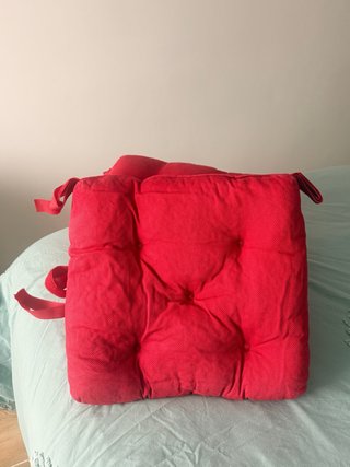 Pack de 4 cojines rojos para sillas.