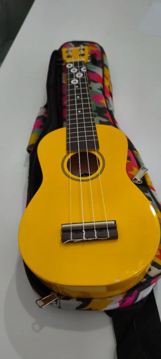 Ukelele Amarillo con Funda