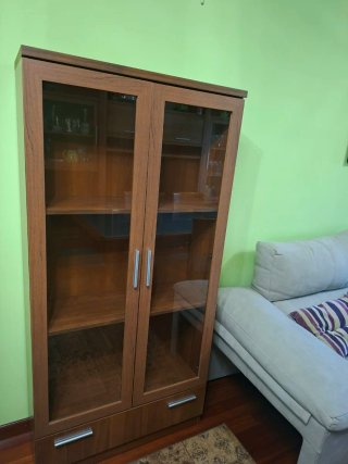 Vitrina de Madera con Puertas de Cristal