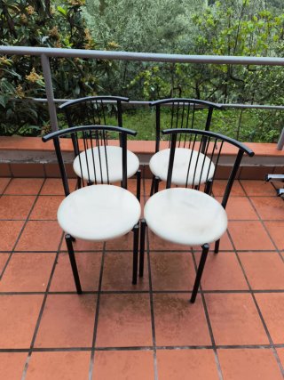 Lote de 4 sillas de hierro