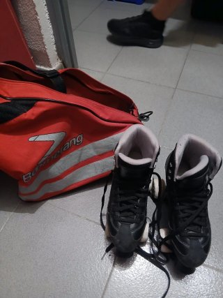 Patines negros con bolsa Boomerang