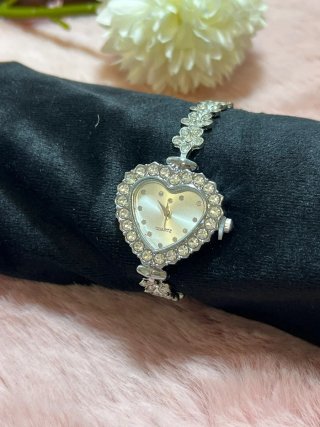 Reloj de Pulsera con Corazón Brillante