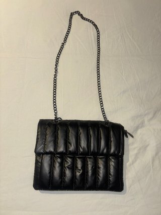 Precioso oolso acolchado negro con cadena