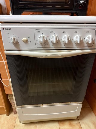 Cocina Indesit con Horno y Fogones de Gas