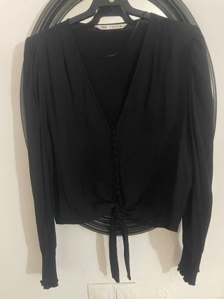 Blusa negra de manga larga Zara