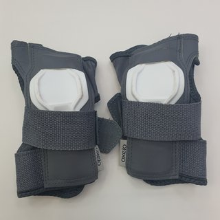 Protecciones patinaje mano gris y blanco