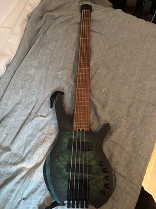 Bajo Eléctrico Cort Space 5