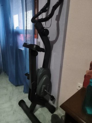 Bicicleta estática compacta