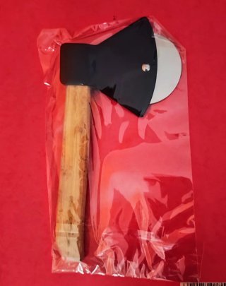 Cortador de pizza con forma de hacha