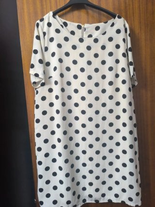 Vestido Blanco con Lunares Negros