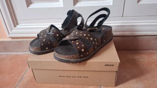 Sandalias Yokono Marrones con Tachuelas