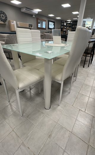 Conjunto de Mesa y 4 Sillas de Comedor