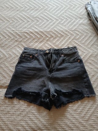 Pantalón corto Stradivarius negro