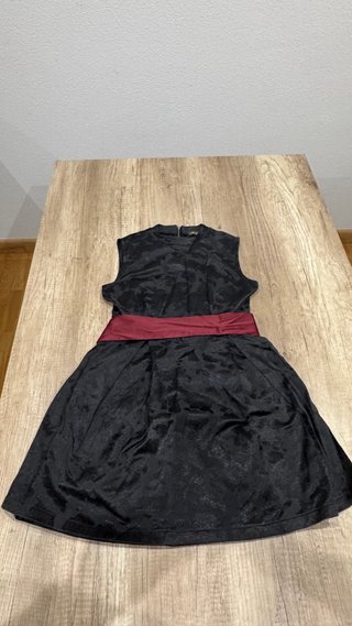 Vestido de fiesta negro con fajín granate