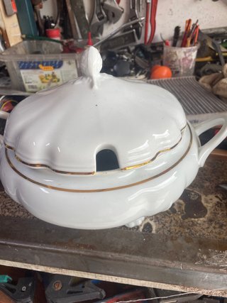 Sopera Antigua de Porcelana Blanca