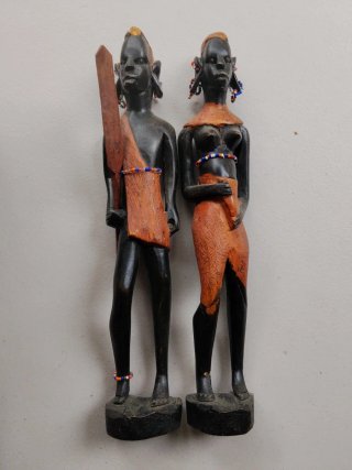 Pareja de Figuras de Guerreros de Madera