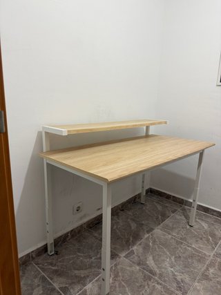 Escritorio de oficina con estante