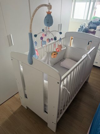 Cuna Blanca con Colchón y Móvil