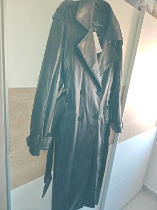 Gabardina de piel negra Pull&Bear