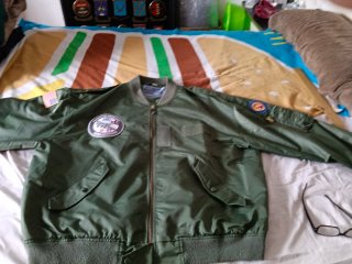 Chaqueta Bomber Verde con Parches