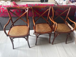 Lote de 3 sillas de madera y ratán