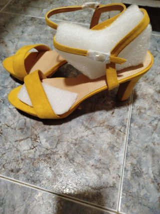 Sandalias de tacón amarillas