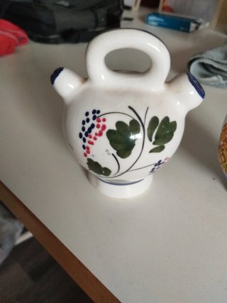 Due bottiglie decorative in ceramica
