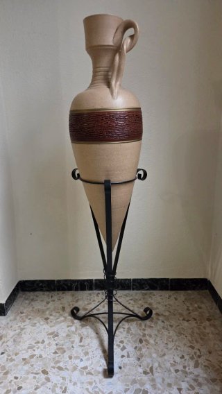 Ánfora decorativa de cerámica con peana