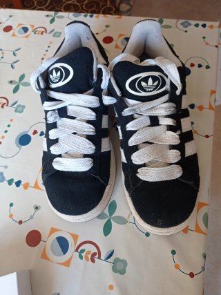 Zapatillas Adidas Negras y Blancas