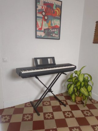 Piano Yamaha con soporte