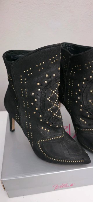 Botines Negros con Tachuelas Zara