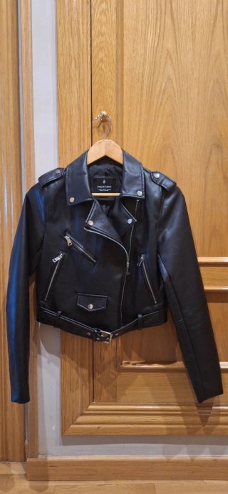 Cazadora de polipiel negra