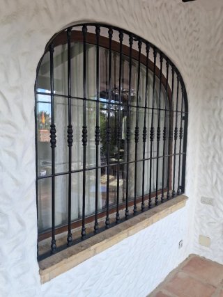 Ventana de PVC con Reja de Seguridad