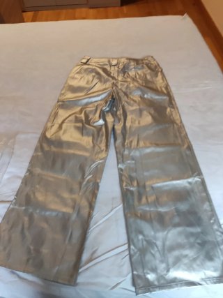 1 Pantalón. Satinado Plateaado Talla L