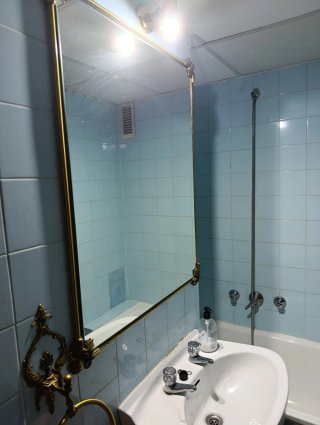 Espejo de baño con marco dorado y apliques