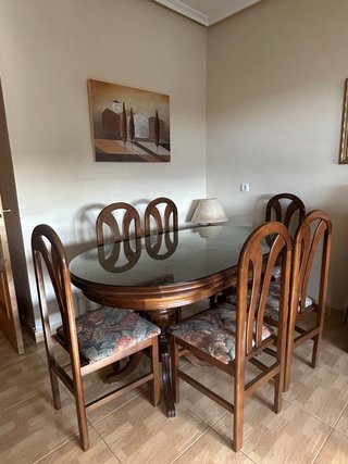 Mesa Extensible y 6 Sillas de Madera