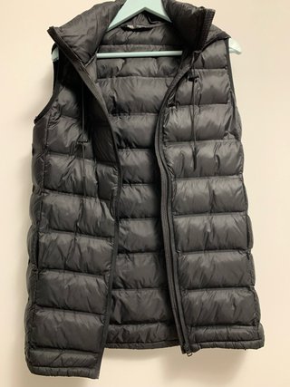 Chaleco acolchado negro con capucha Zara