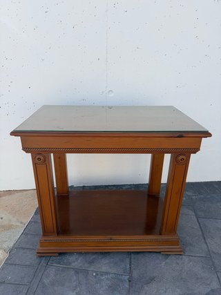 Mueble TV de madera con sobre de cristal