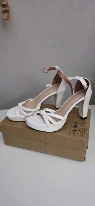Sandalias Blancas de Tacón Alto