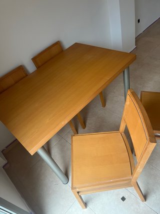 Conjunto de Mesa y 4 Sillas de Madera