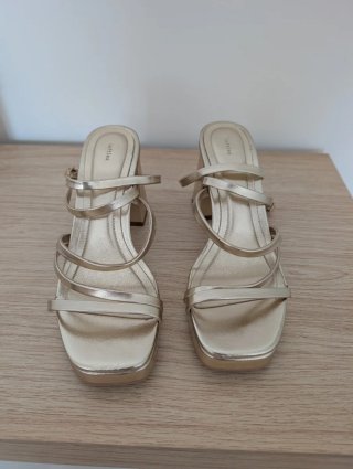 Sandalias Doradas Tacón