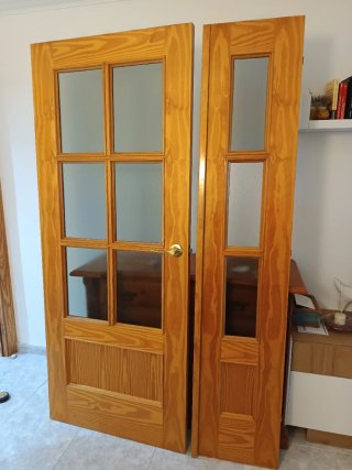 Puerta Doble de Madera y Vidrio
