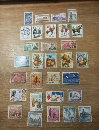 1975 (c). Lote de 30 sellos de España