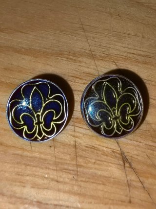 2 Insignias con Símbolo de Flor de Lis
