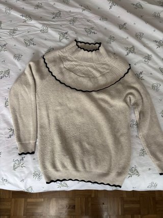 Jersey de punto beige con volante